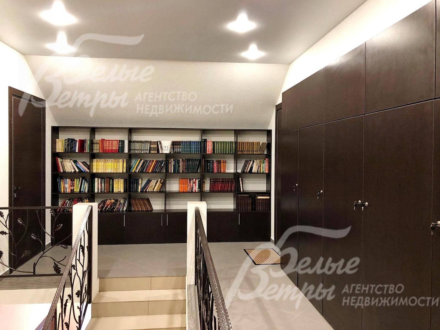 В холле на мансардном этаже - небольшая библиотека для общего пользования