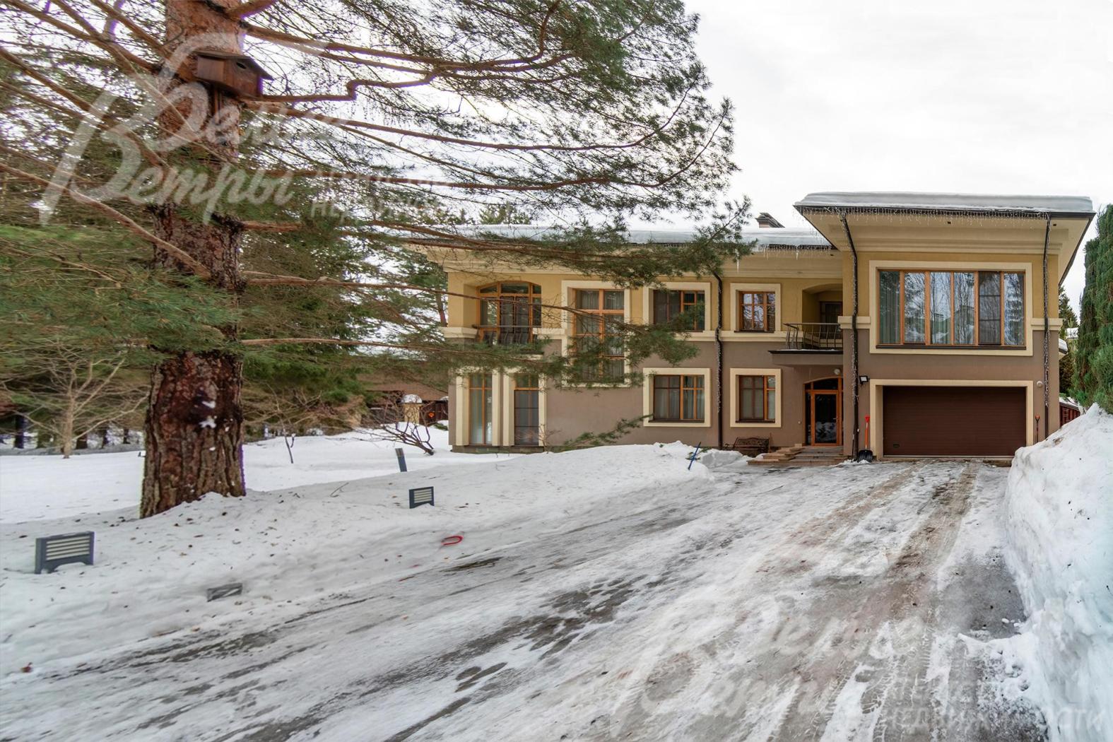 Дом стоит участке с парковым ландшафтом и многолетними деревьями: берёзами, елями, соснами, клёнами, рябинами, лиственницей