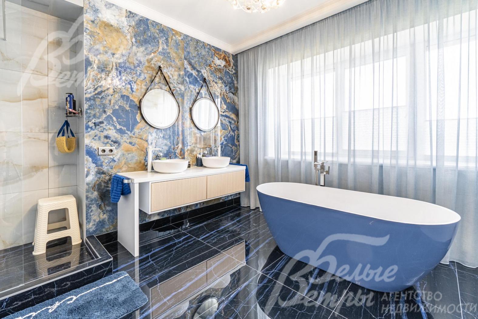 Санузел с ванной и душевой в мастер-спальне