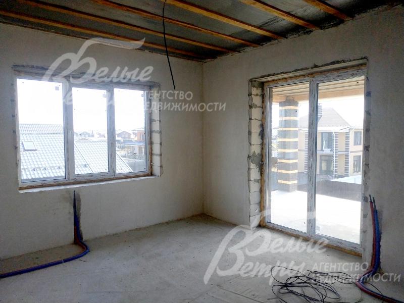 Стеклопакеты ламинированы с одной стороны, установлен портал для выхода на террасу