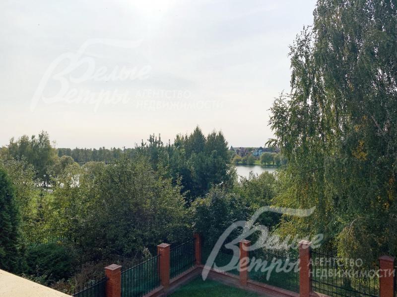 Вид с балкона спальни на озеро