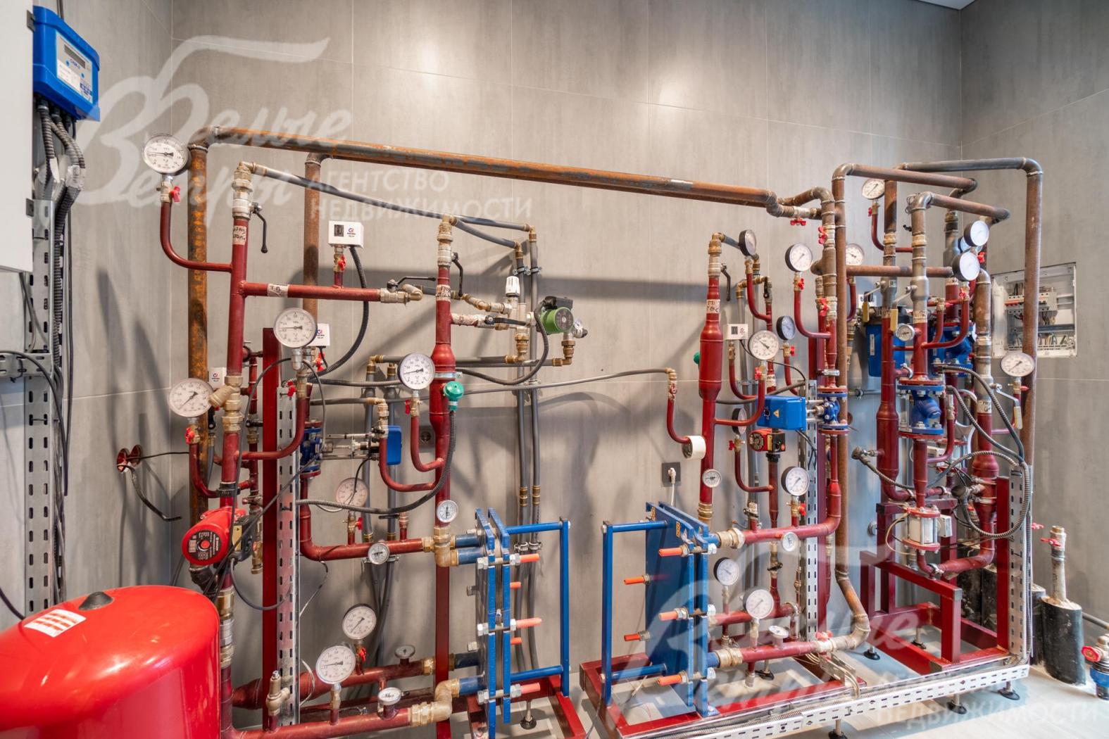 Все коммуникации разведены по дому, инженерия полностью обустроена