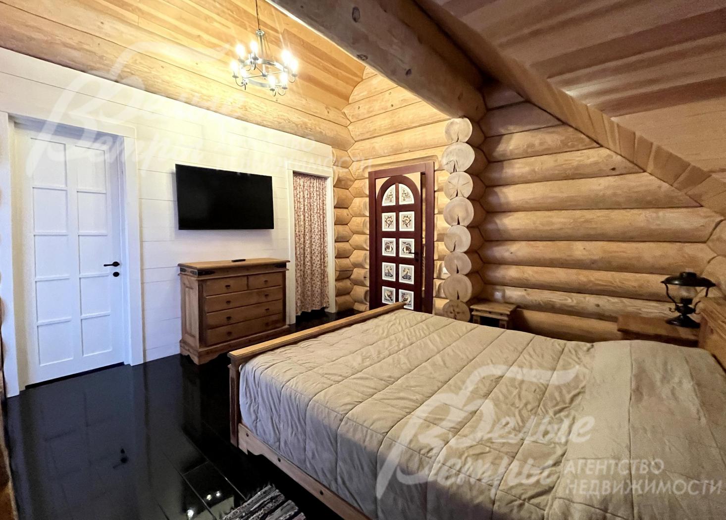 В доме - 3 мастер-спальни на 2-м этаже с собственными санузлами и гардеробными