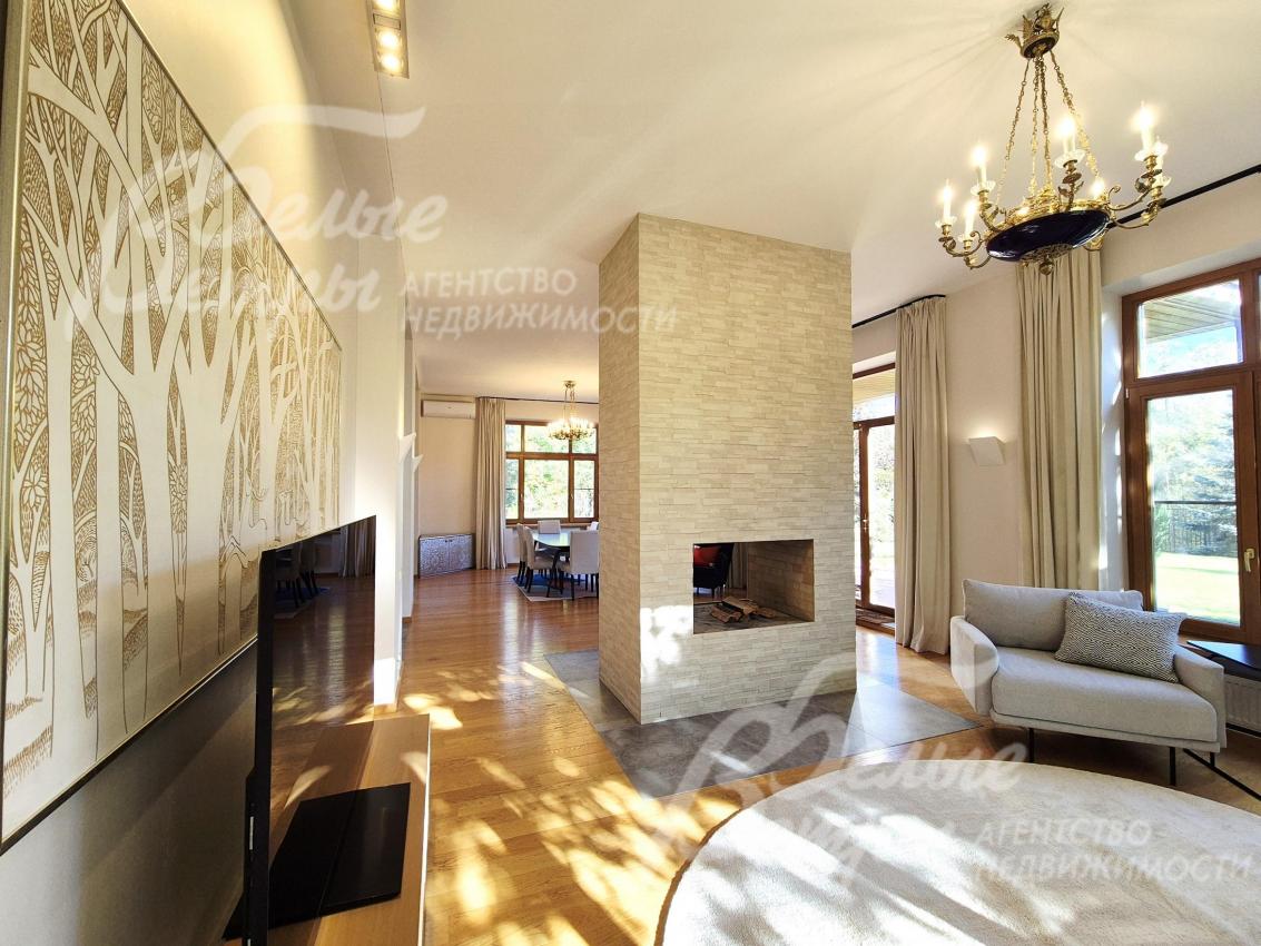 Совмещенная зона столовой и гостиной.