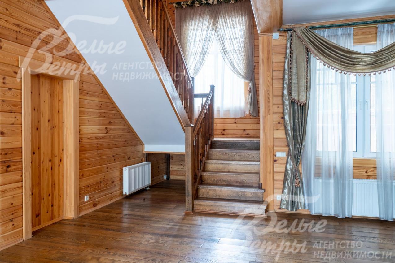 На второй этаже ведёт лестница из массива дуба