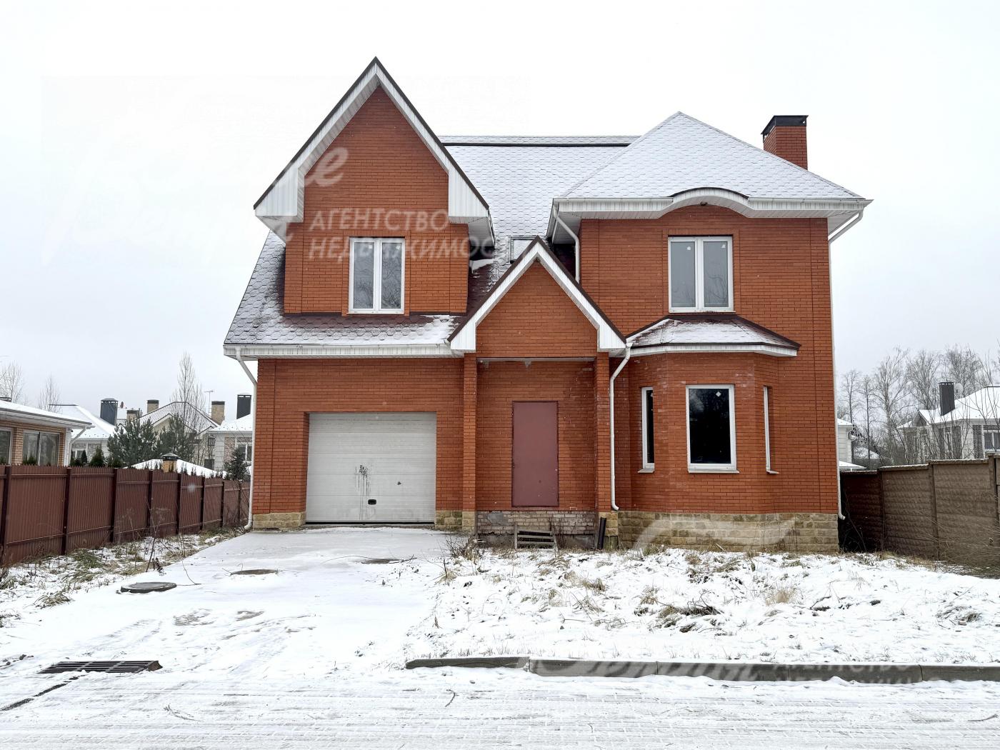 Территория участка огорожена по трём сторонам бетонным забором