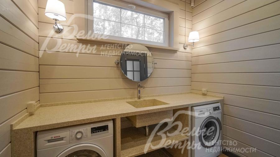 Санузел с постирочной на первом этаже. Оригинальная конструкция из искуственного камня