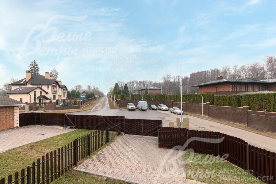 Участок по периметру огорожен забором