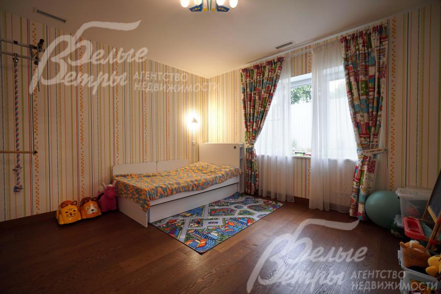 Спальня на первом этаже (детская) с игровой зоной и шведской стенкой