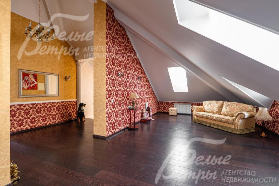 В помещении мансардные окна