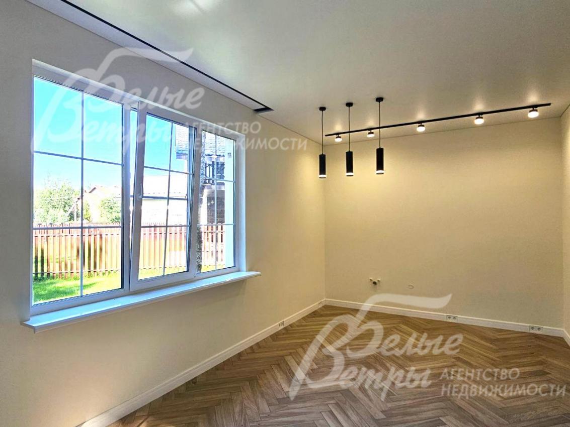 Отделка - в светло-бежевых тонах: стены покрашены, на полу - ламинат