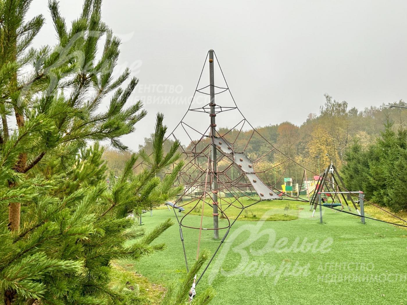 Спортивная и детская площадка на территории поселка Президент