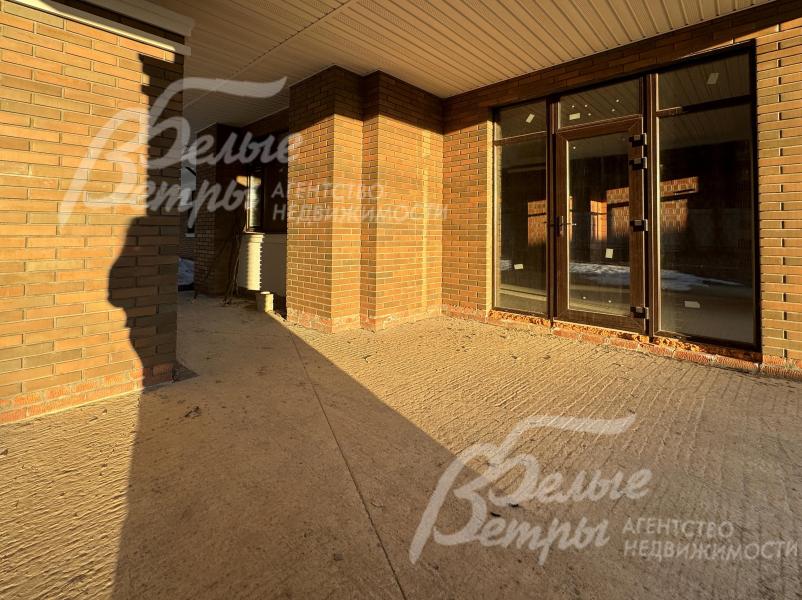 Вход в дом - через террасу, где можно создать уголок для релакса с гамаком, плетёными креслами и пледами