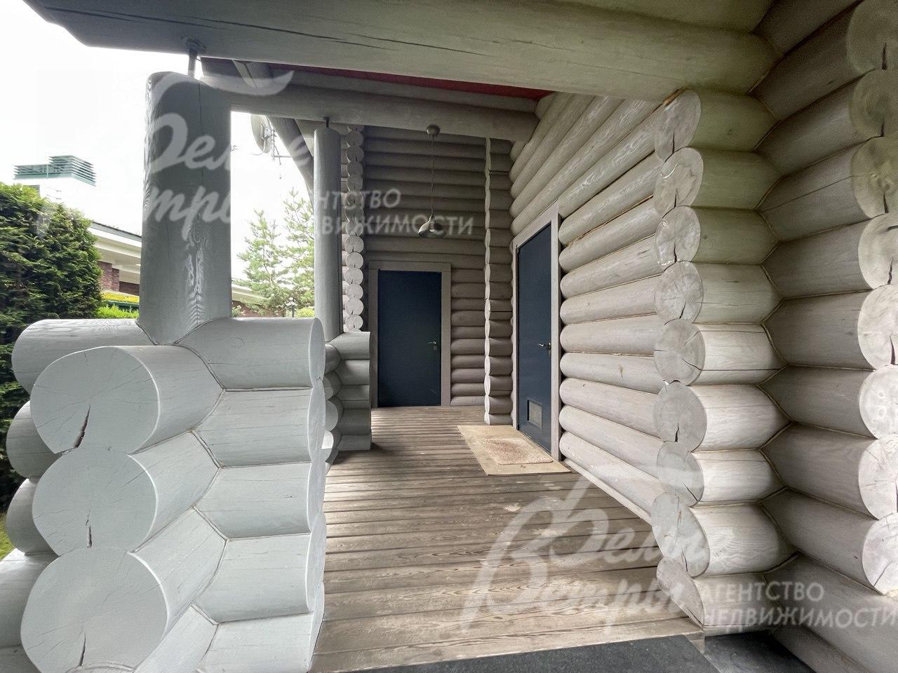 Вход в квартиру для персонала.