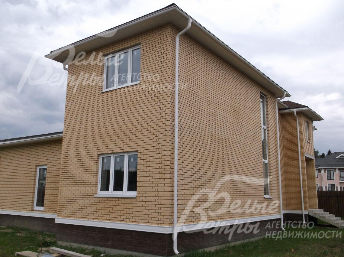 Облицовка цоколя - искусственный камень, дом - лицевой кирпич