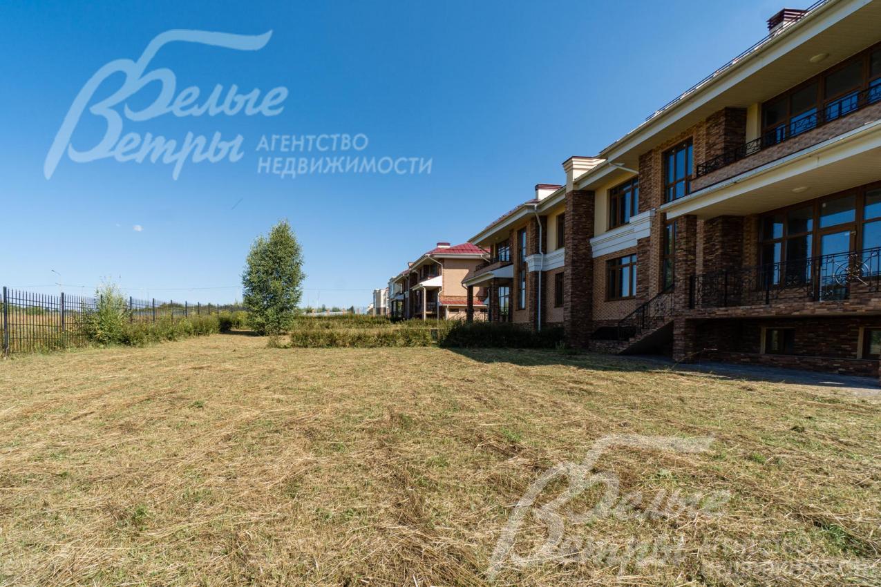 Дуплекс расположен на участке 7.7 соток, много пространства спереди, сбоку и сзади дома