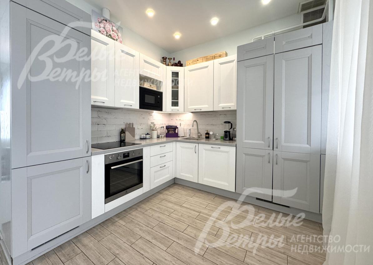 На кухне - встроенные варочная панель, вытяжка, холодильник (скрыт за дверцами)