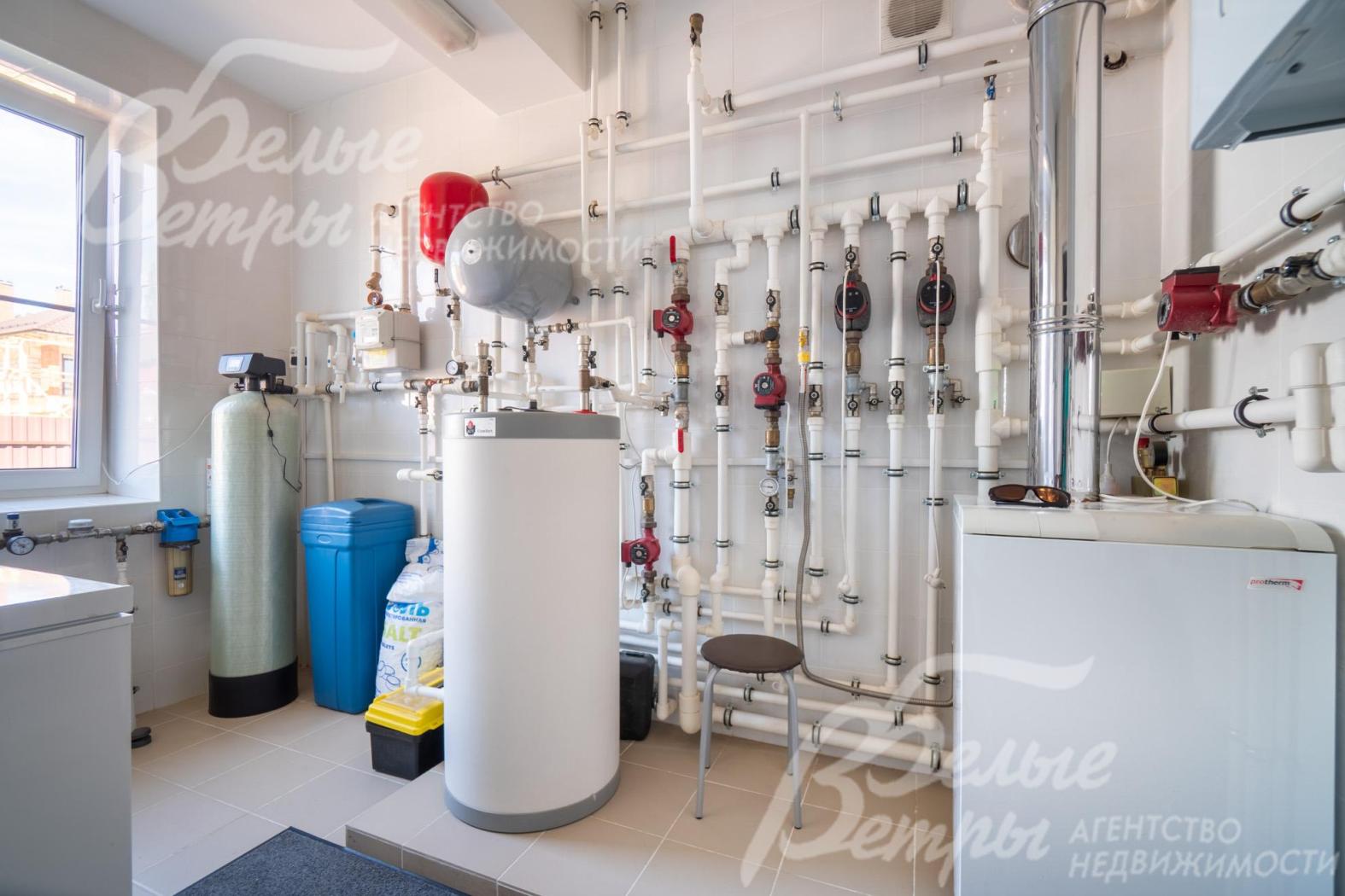 В котельной - газовый котёл Protherm мощностью 36 кВт (Чехия), резервный электрический котёл Protherm, бойлер ACV Comfort объёмом 160 литров (Бельгия)