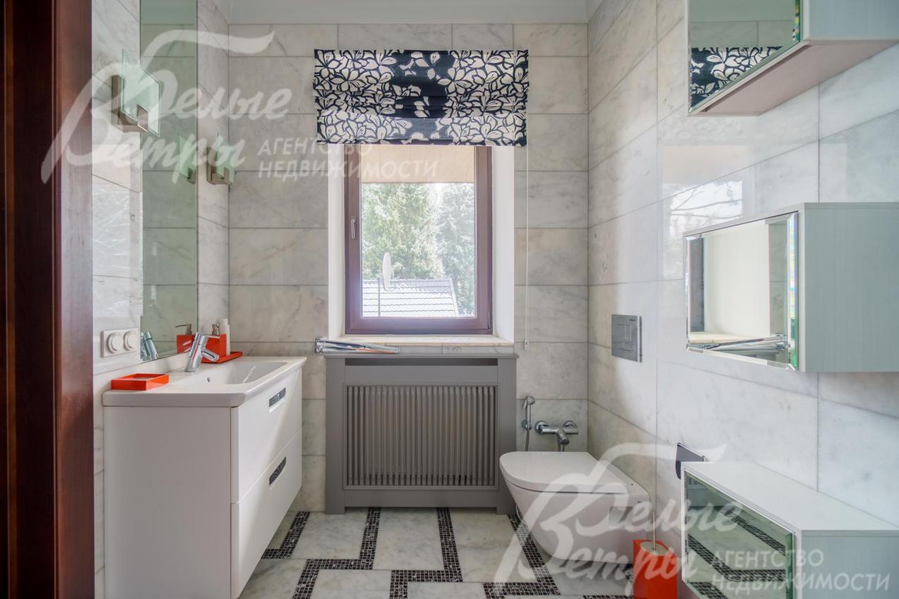 Как и во всех остальных санузлах - в этом есть окно