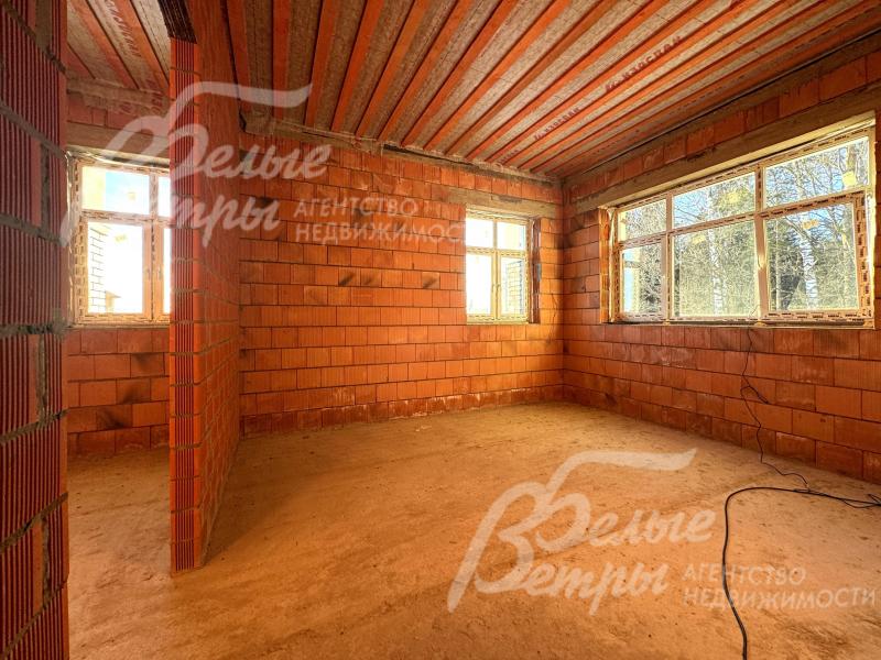 Одна из спален на втором этаже. Во всех спальнях на втором этаже - собственные помещения, которые можно оборудовать под санузел или гардеробную