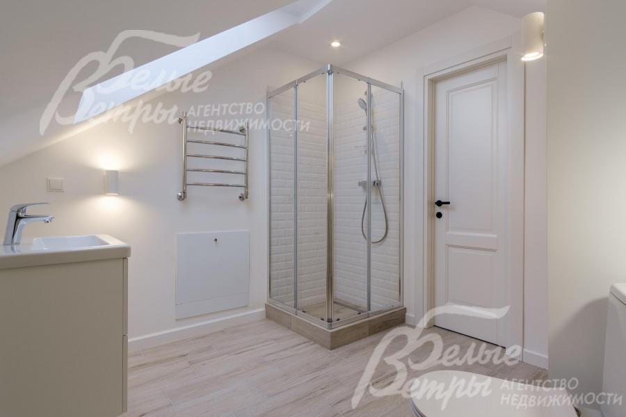 Санузел с душевой кабиной на мансарде