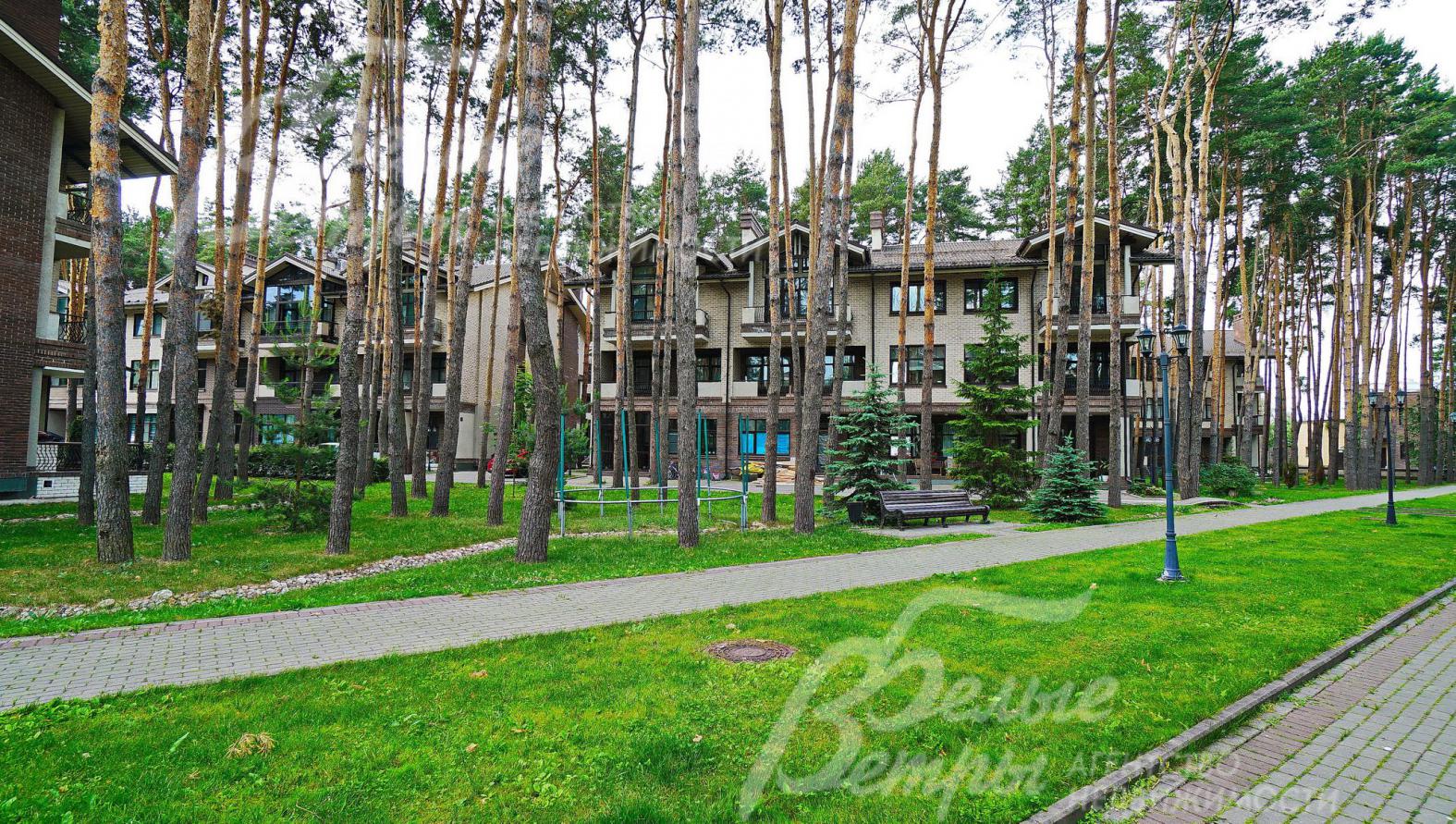 75 домовладений (47 секций из которых половина таунхаусы многоуровневые, а половина одноуровневые квартиры)