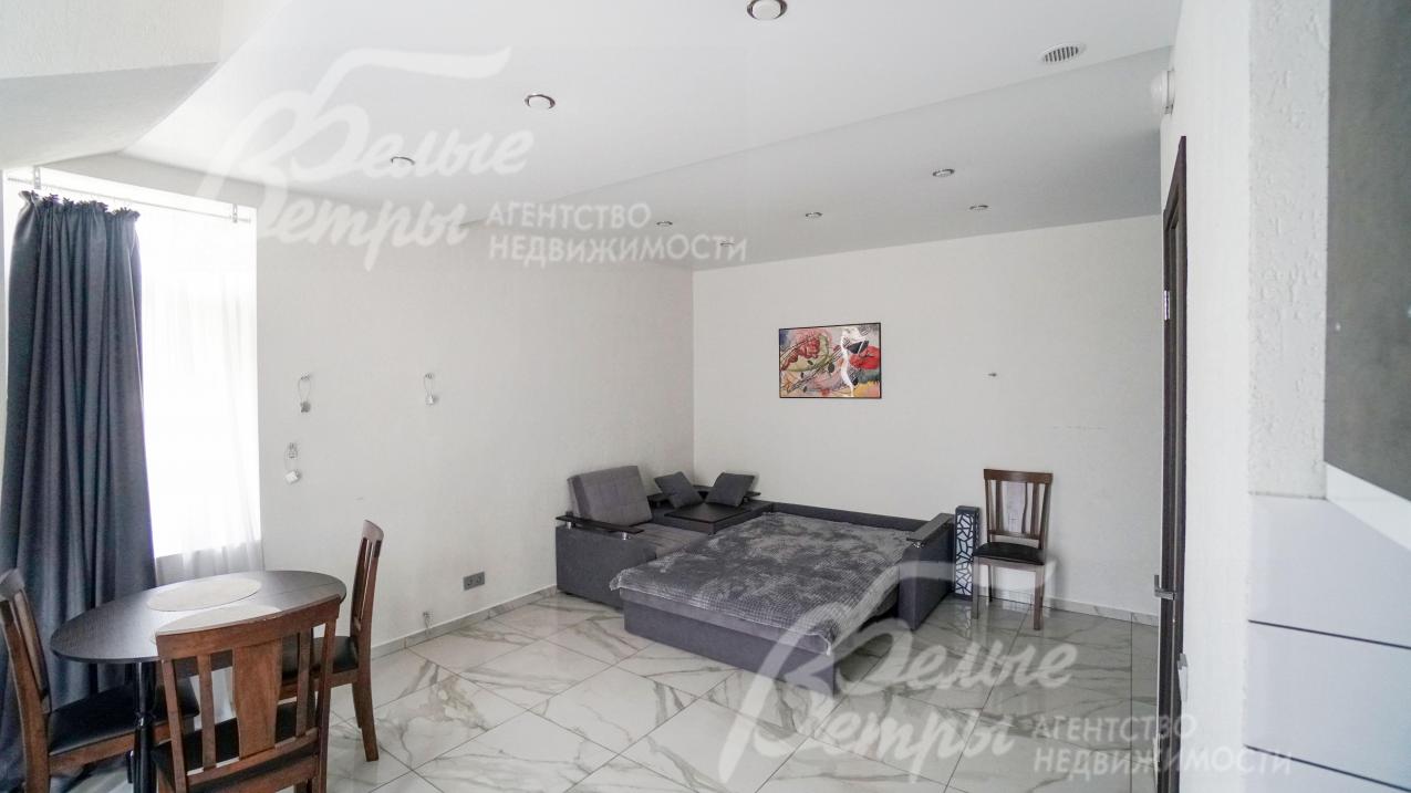 Одна из студий в доме с раскладным диваном