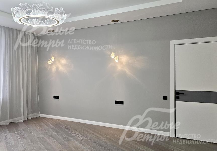 Одна из спален на втором этаже: окна декорированы тюлем, на полу - паркетная доска