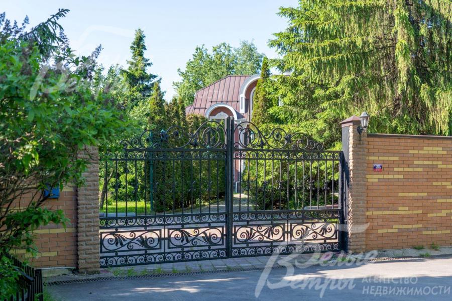 Кованые ворота при въезде на участок
