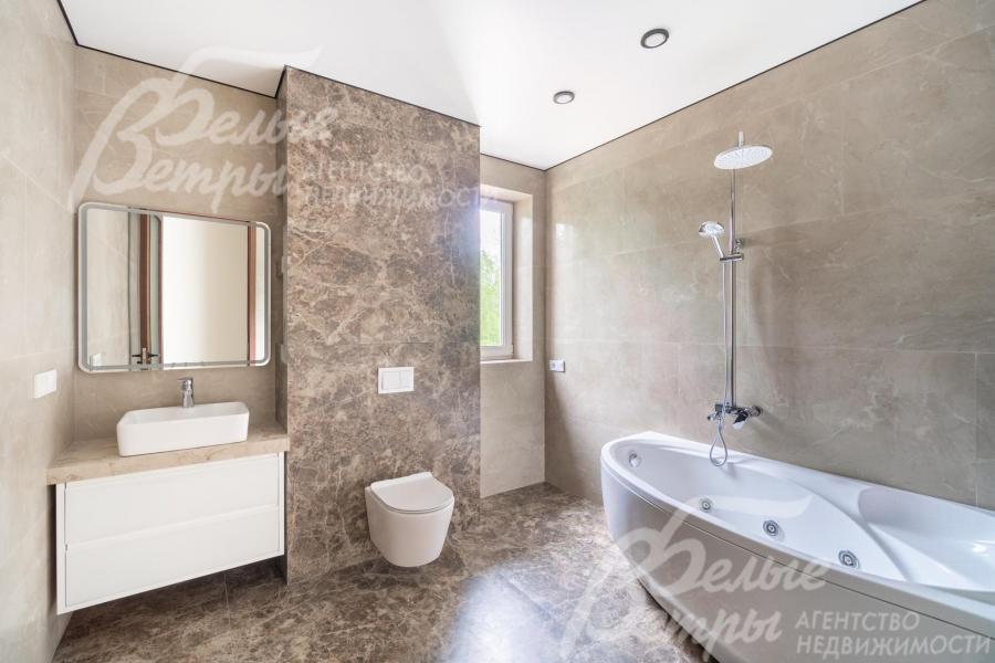 Санузел на втором этаже с ванной