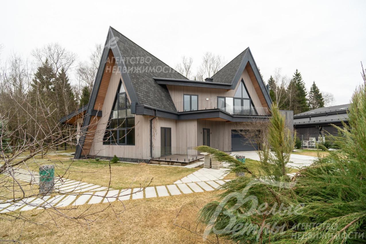 На участке высажены декоративные кустарники и плодовые деревья, участок плавно переходит в окружающий лес — создаётся ощущение жизни на опушке собственного парка