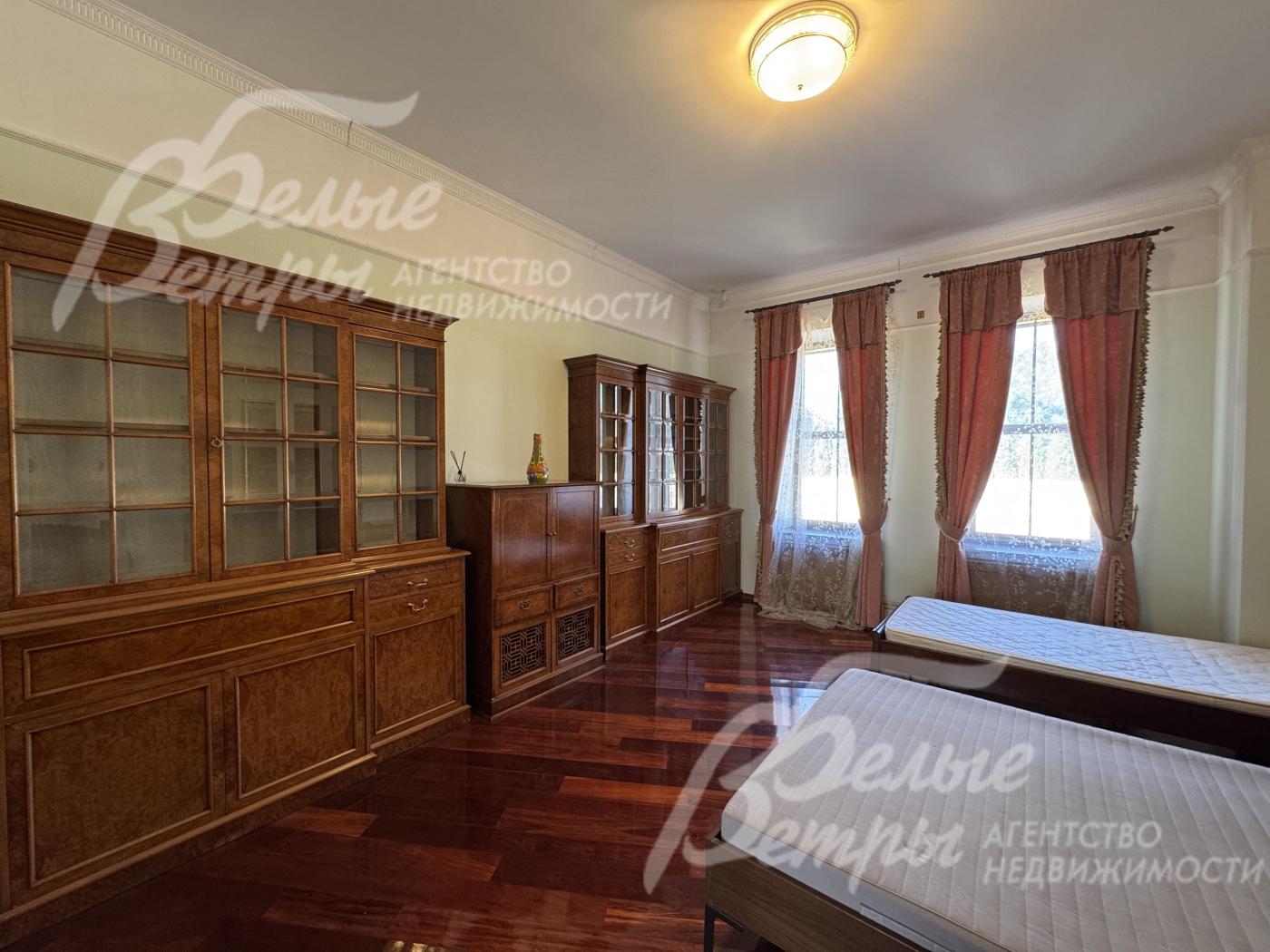 Спальня с двумя раздельными кроватями