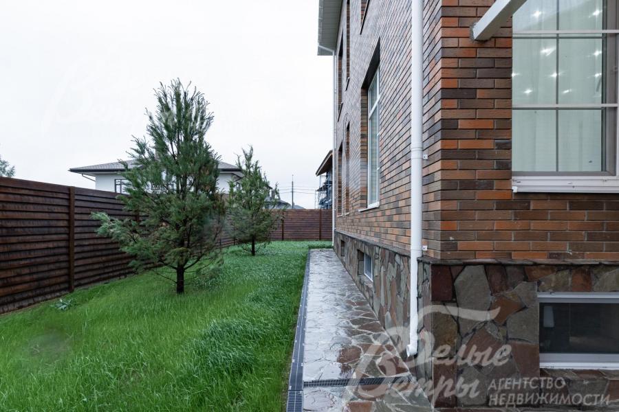 Выполнено благоустройство, озеленение и ограждение участка