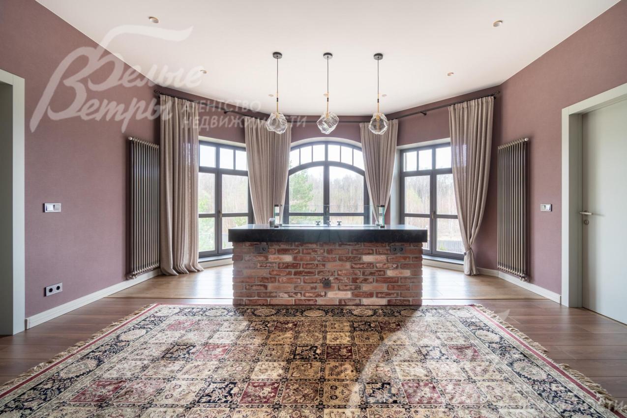 При входе в мастер-блок - впечатляющий салон 30 кв.м с остеклённым эркером и декоративной перегородкой