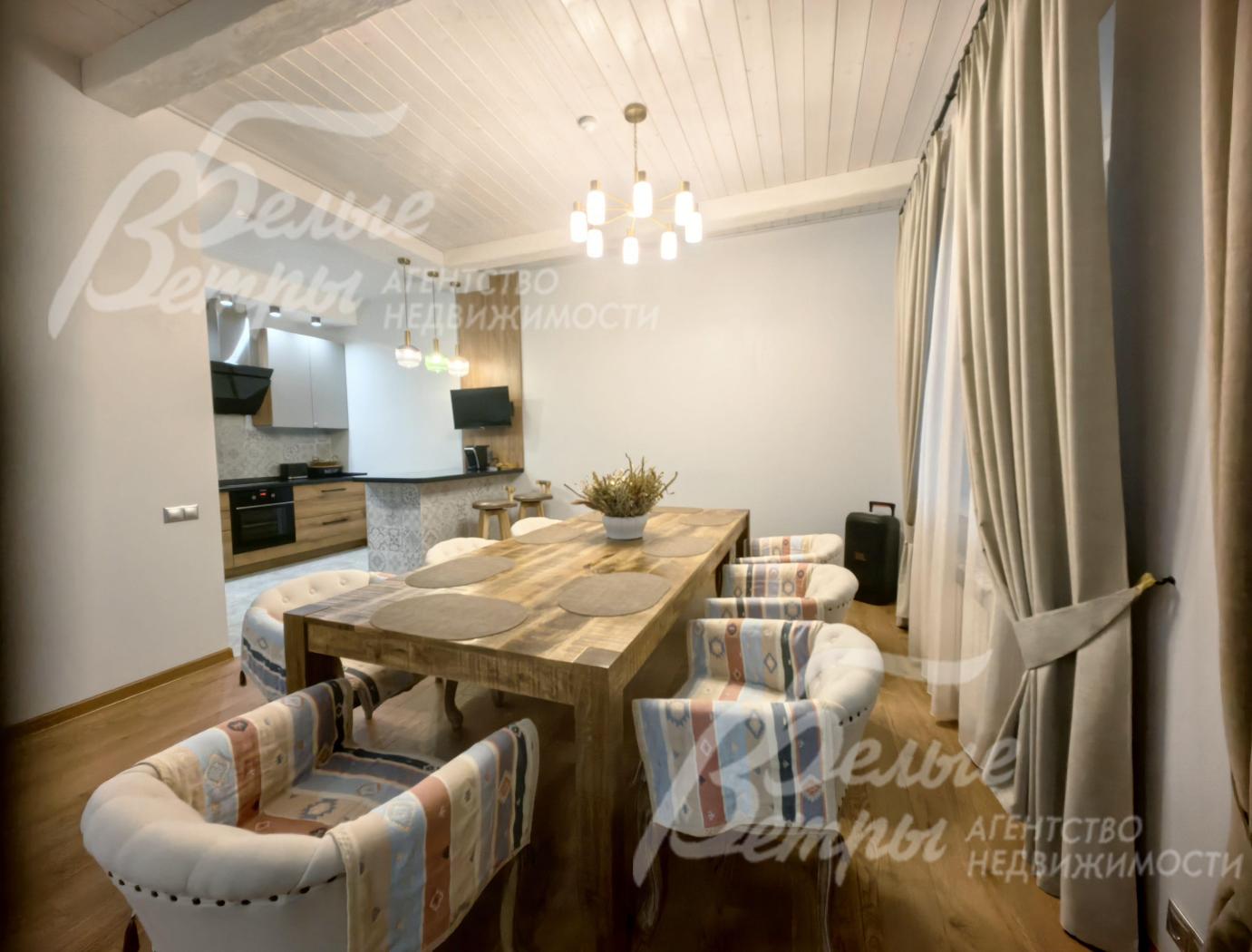 Стильный большой стол в зоне столовой