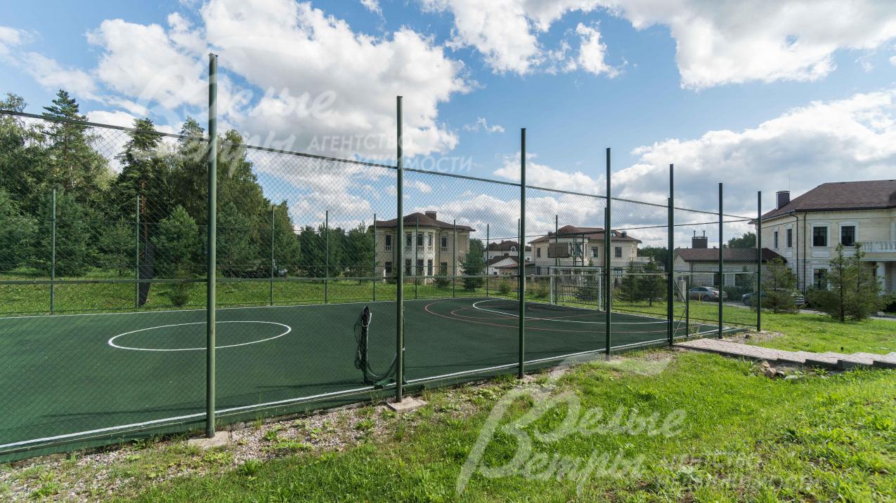 Спортивная многофункциональная площадка в поселке Идиллия