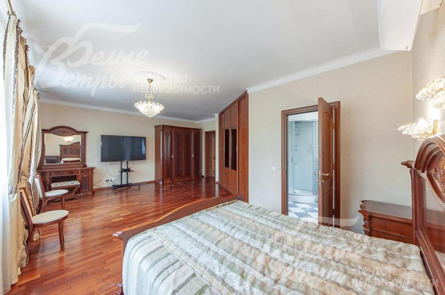 Гардеробная в мастер-спальне.