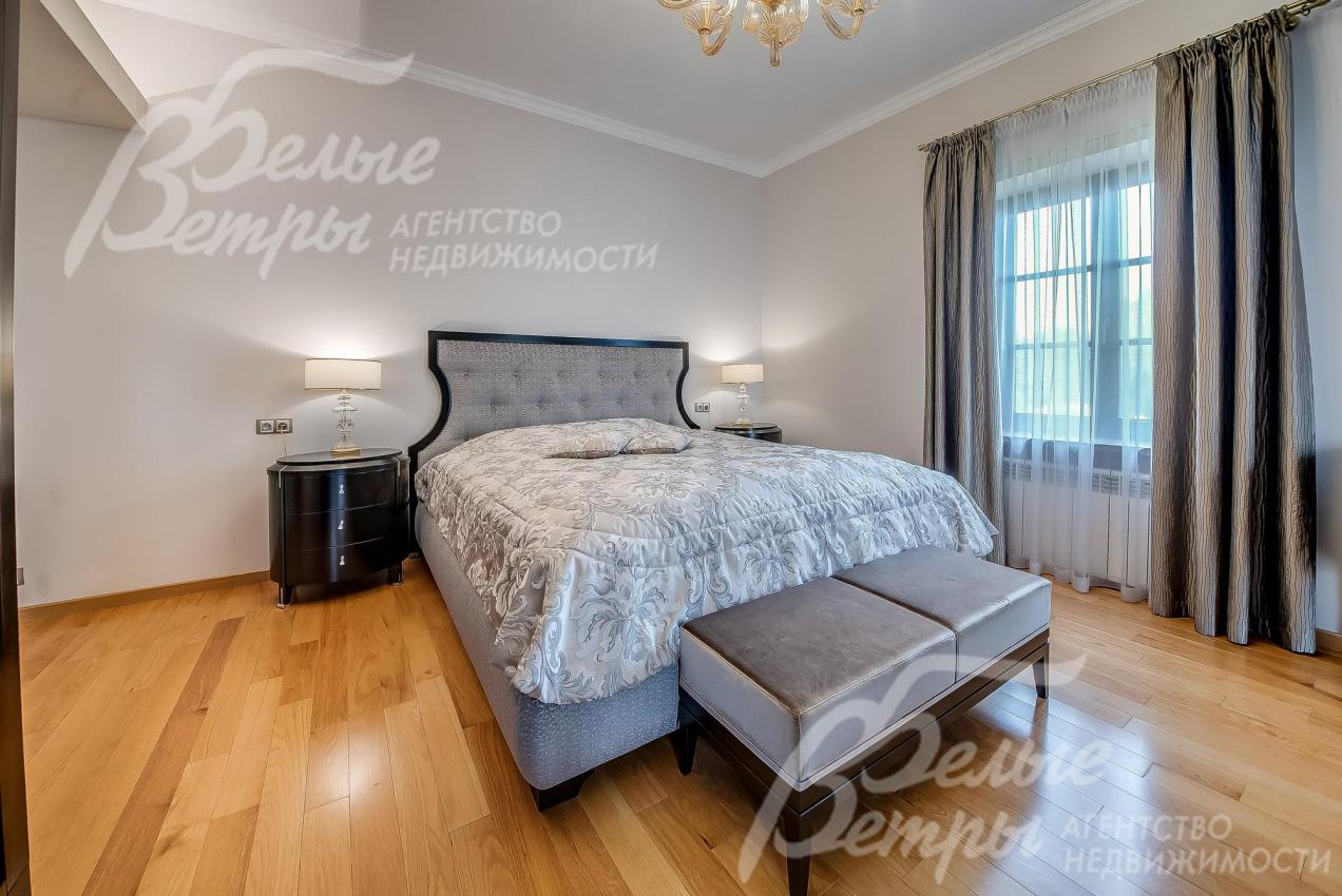 Спальня с гардеробной и ванной комнатами на втором этаже