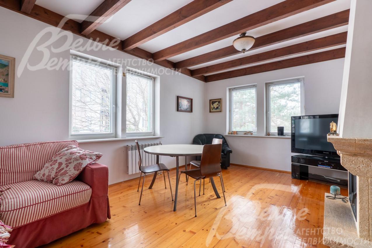 В гостиной и на втором этаже на полу – массив дерева. Потолки выполнены из гипсокартона с интегрированными декоративными деревянными балками