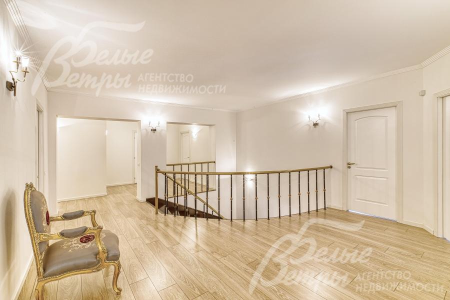 Холл второго этажа: слева - коридор мастер-блока, справа - спальни, вторая гостиная и кабинет