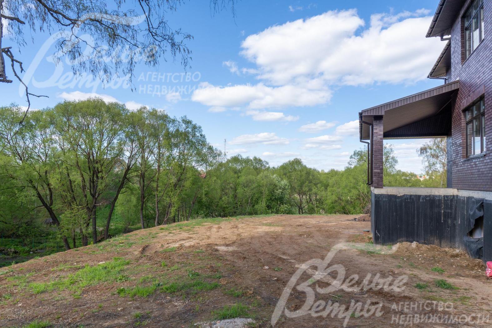 Выход из кухни на крытую веранду и на участок 13 соток