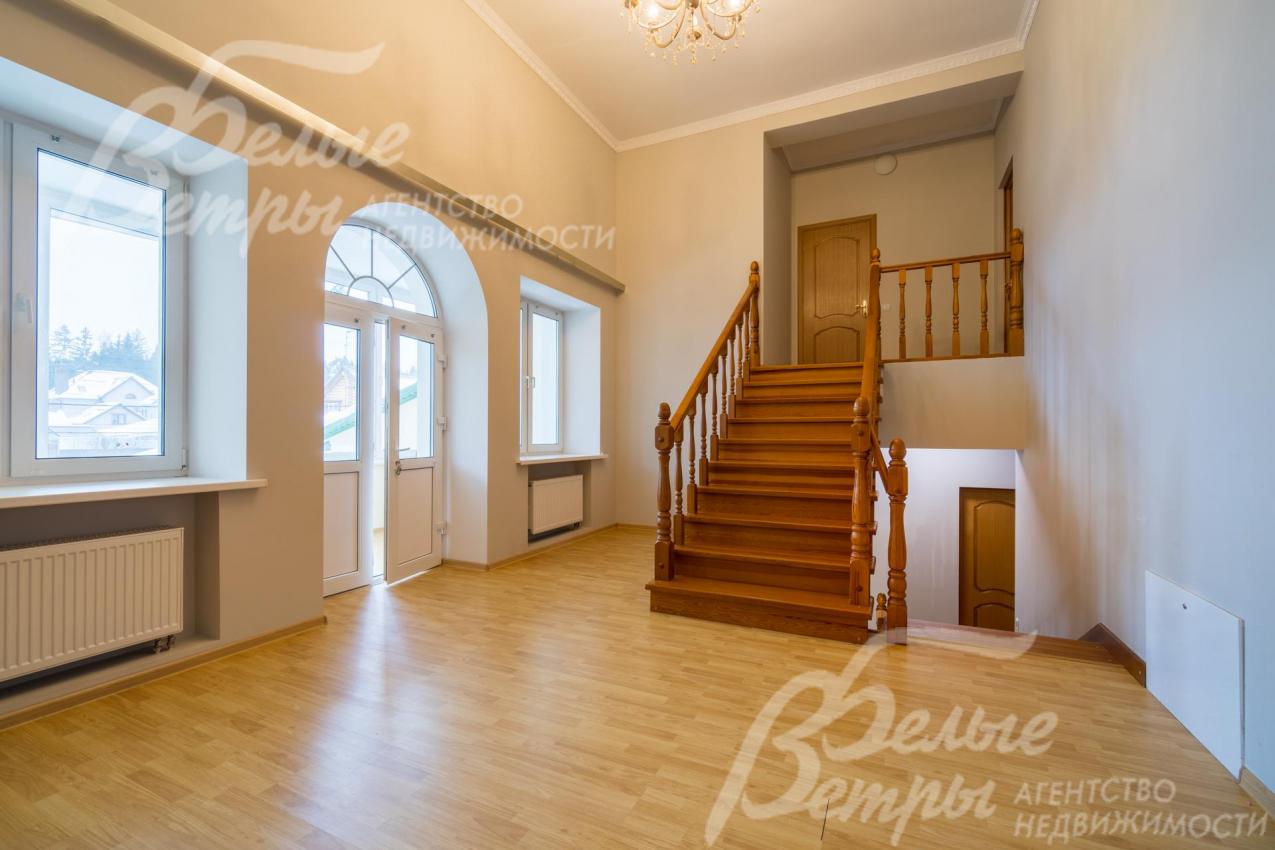 Холл 2-го этажа с выходом на закрытую веранду.