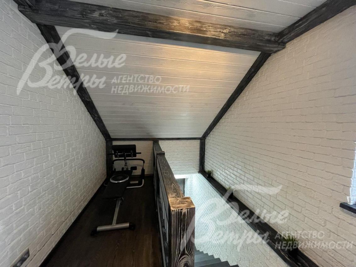 Вход в студию над гаражом