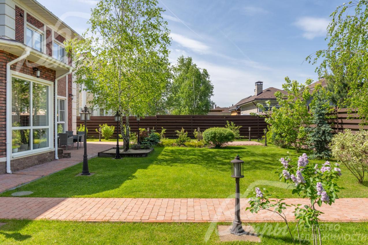 На участке уложен безупречный газон, установлен 5-зонный автополив