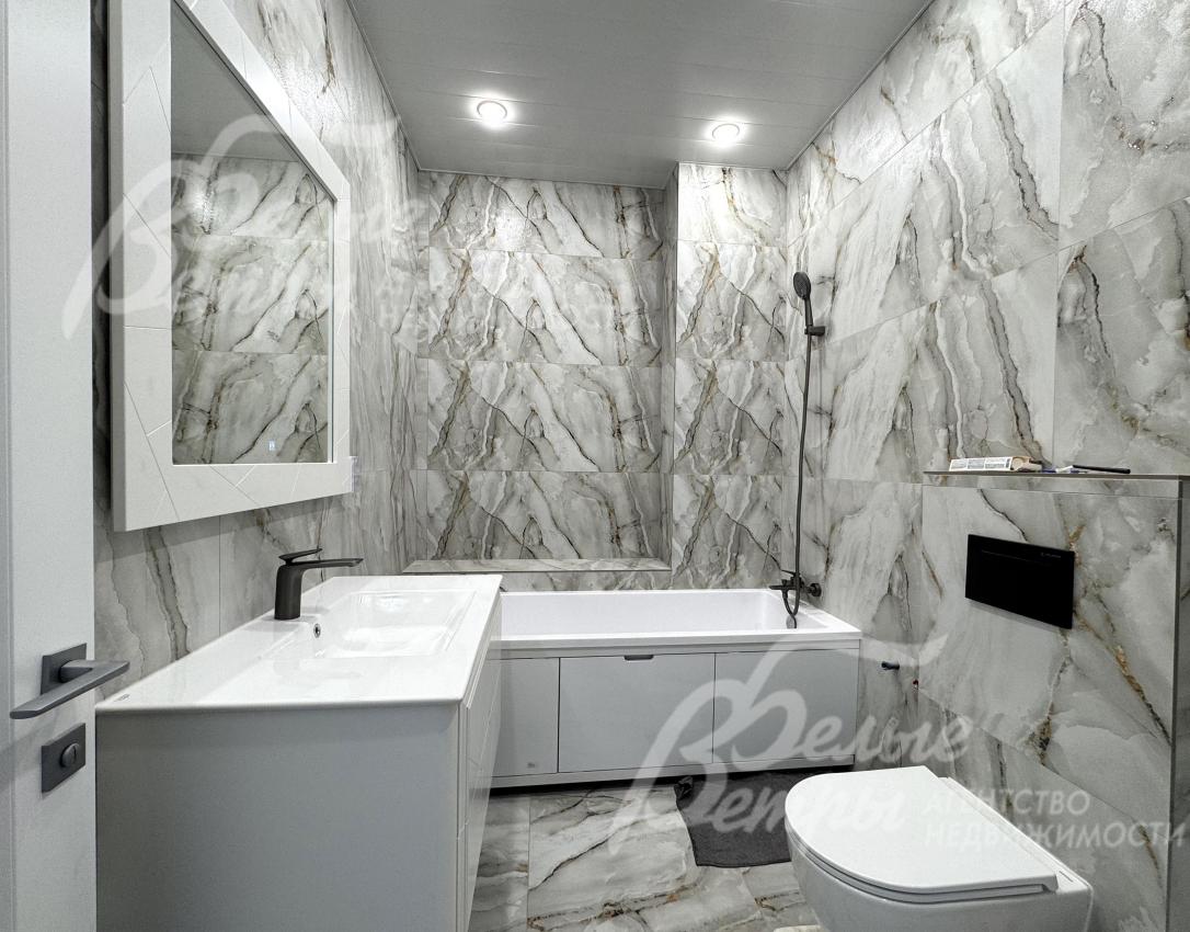 Санузлы отделаны плиткой в едином стиле с дизайном отделки дома, в них уже установлена сантехника