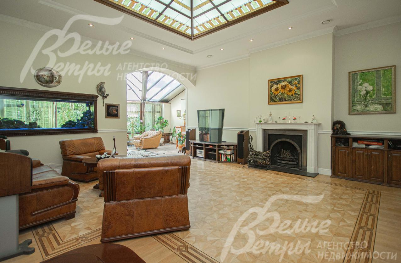 Большой морской аквариум в гостиной