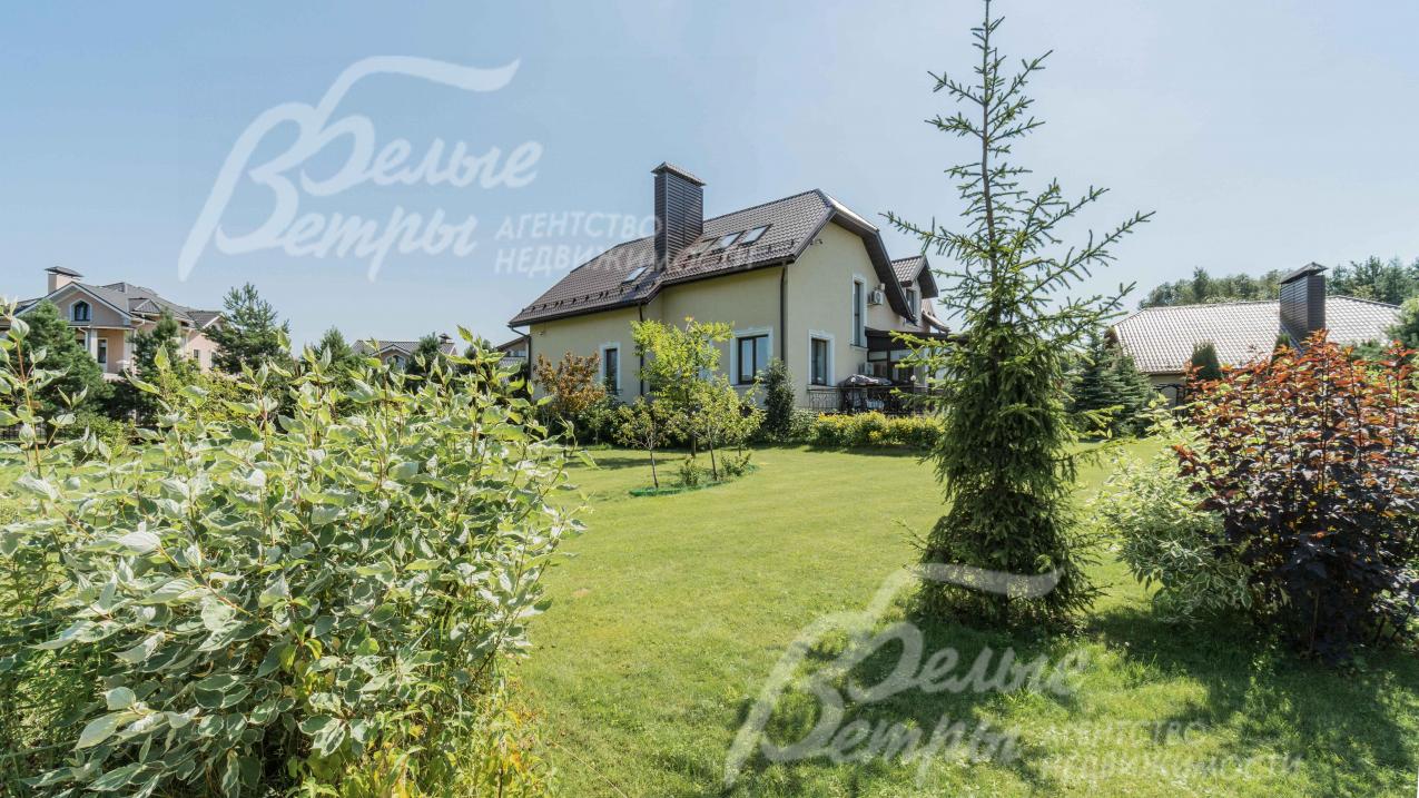 богатый ландшафт, ухоженный газон