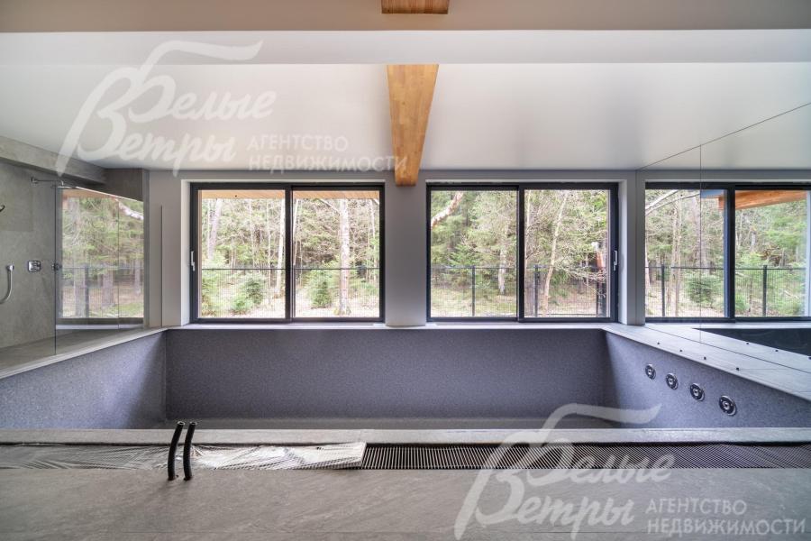 В бассейне раздвижные порталы с видом на лес.