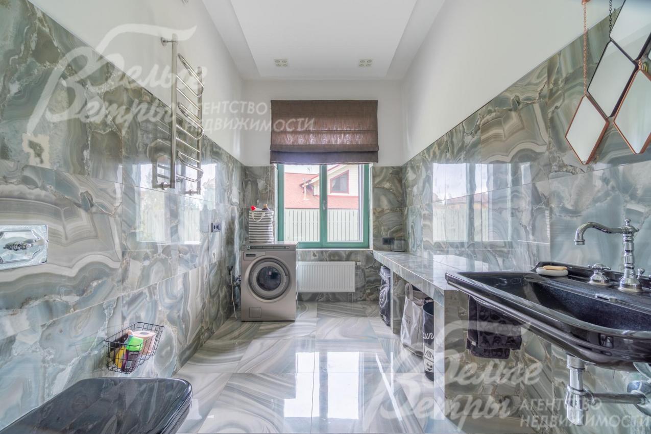 Санузел первого этажа с окном, стиральной машиной
