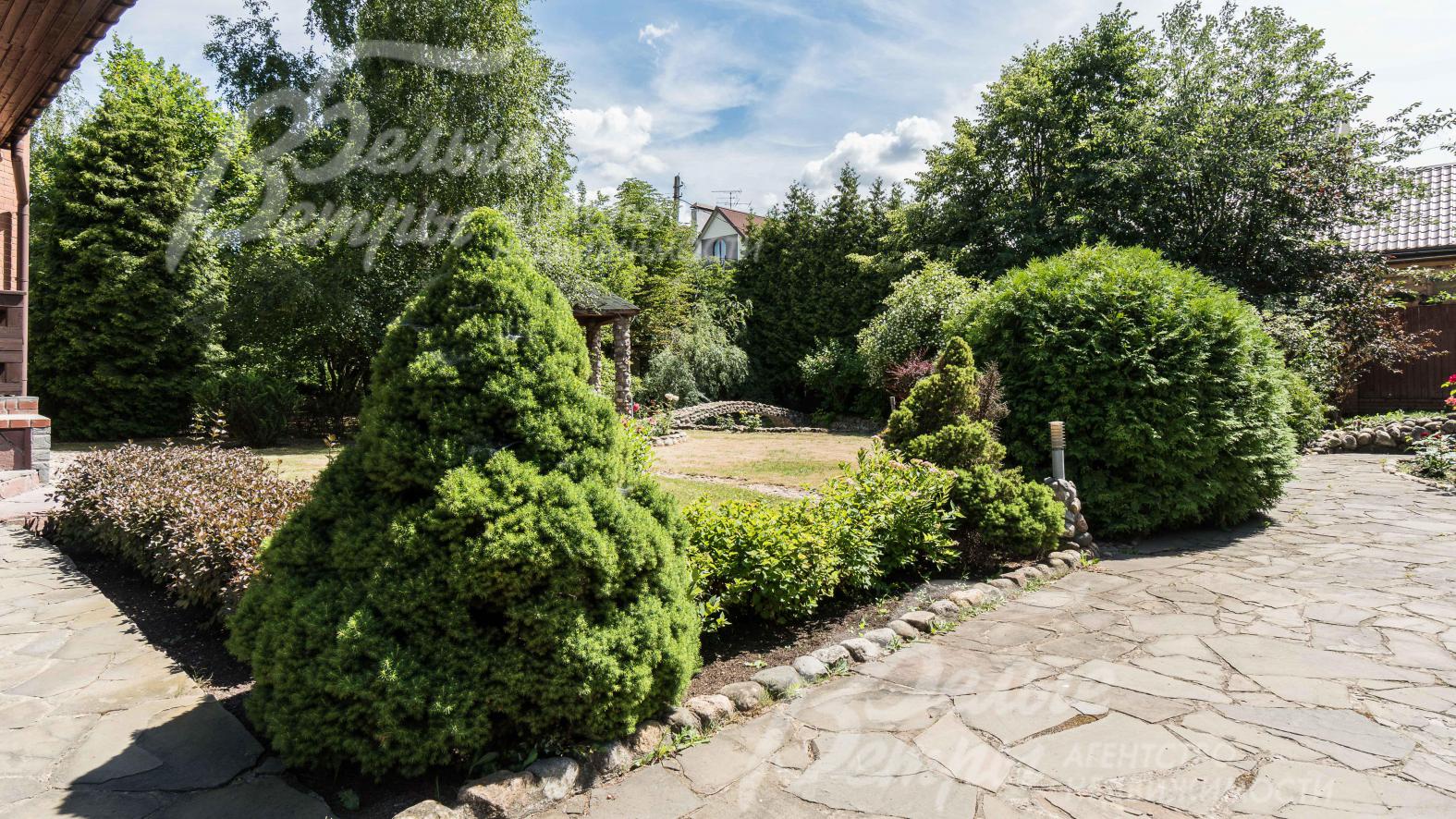 Выложены дорожки, установлено освещение